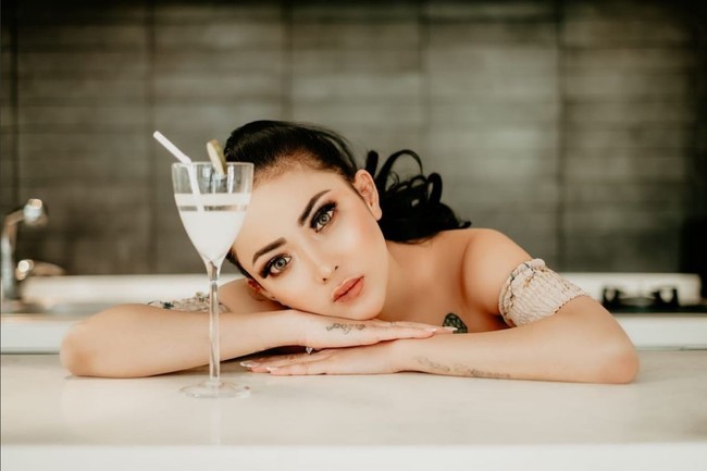 Setelah kepergok ciuman di Bali, baik Zikri Daulay maupun Ayu Aulia belum mau berkomentar menanggapi ramainya respons netizen. Foto: Instagram/@ayuaulia5252