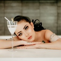 Setelah kepergok ciuman di Bali, baik Zikri Daulay maupun Ayu Aulia belum mau berkomentar menanggapi ramainya respons netizen. Foto: Instagram/@ayuaulia5252