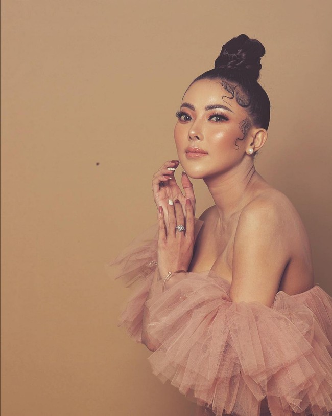 Sebagai penyanyi, Ayu Aulia telah menelurkan satu single berjudul Pasrah. Foto: Instagram/@ayuaulia5252