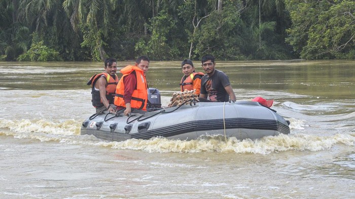 Sejumlah anak bermain menggunakan ban saat banjir melanda Desa Cek Mbon, Kecamatan Pereulak, Kabupaten Aceh Timur, Aceh, Senin (3/1/2021). Data dari Badan Penanggulangan Bencana Daerah (BPBD) Aceh Timur mencatat banjir yang merendam 17 Kecamatan di daerah tersebut mengakibatkan 13.715 jiwa terdampak. ANTARA FOTO/Hayaturrahmah/Lmo/rwa.