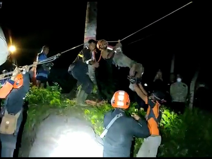 Dua warga dan empat kerbau terjebak banjir lahar Gunung Semeru di Sungai Regoyo, Desa Bades, Kecamatan Pasirian. Mereka terjebak selama 12 jam.