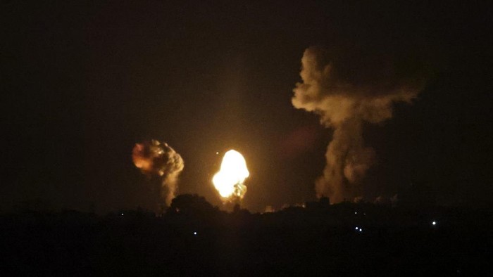 Smoke and fireball rises following an air strike in Khan Yunis in the southern Gaza Strip, in early time on January 2, 2022. - Israel launched airstrikes against Gaza, a source inside the enclave said. The IDF is currently striking targets in the Gaza Strip. (Photo by SAID KHATIB / AFP)