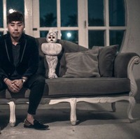 Dikenal memiliki banyak koleksi barang mistis, Roy Kiyoshi juga mempunyai koleksi boneka arwah. Namun berbeda dengan boneka arwah yang dikoleksi oleh para artis sebelumnya, boneka arwah milik Roy Kiyoshi berupa bayi pocong yang terlihat cukup menyeramkan. Boneka arwah tersebut juga diadopsi Roy Kiyoshi dari Furi Harun. Foto: Instagram