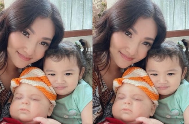 Sebelum Ivan Gunawan, Ruben Onsu dan Sarwendah sudah terlebih dahulu memilih untuk mengadopsi boneka arwah. Sarwendah pun terlihat beberapa kali sempat mengunggah foto bersama boneka bayi koleksinya itu. Boneka tersebut berbentuk seperti bayi manusia. Sang anak, Thania pun tampak senang bermain dengan boneka tersebut. Foto: Instagram