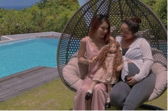 Siti Badriah juga memilih untuk mengadopsi boneka arwah milik Furi Harun. Boneka arwah yang diadopsi oleh pedangdut yang sedang hamil besar itu memiliki penampilan seperti layaknya anak perempuan. Boneka bernama Shiza itu punya rambut panjang keriting yang berwarna coklat. Foto: Instagram