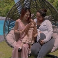 Siti Badriah juga memilih untuk mengadopsi boneka arwah milik Furi Harun. Boneka arwah yang diadopsi oleh pedangdut yang sedang hamil besar itu memiliki penampilan seperti layaknya anak perempuan. Boneka bernama Shiza itu punya rambut panjang keriting yang berwarna coklat. Foto: Instagram