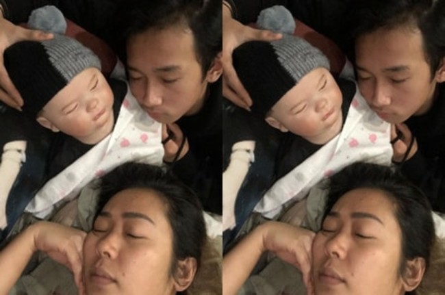 Selanjutnya ada Showimah yang juga sempat memperlihatkan koleksi boneka berbentuk seperti bayi manusia di akun Instagram pribadinya. Dalam foto tersebut boneka tersebut terlihat didandani seperti layaknya bayi sungguhan. Showimah dan anak lelakinya pun tampak berpose seperti sedang tertidur bersama boneka adopsinya itu. Foto: Instagram