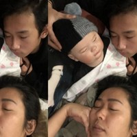 Selanjutnya ada Showimah yang juga sempat memperlihatkan koleksi boneka berbentuk seperti bayi manusia di akun Instagram pribadinya. Dalam foto tersebut boneka tersebut terlihat didandani seperti layaknya bayi sungguhan. Showimah dan anak lelakinya pun tampak berpose seperti sedang tertidur bersama boneka adopsinya itu. Foto: Instagram