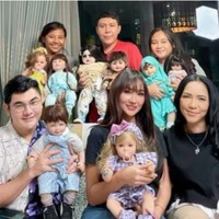 Lucinta Luna juga ikut mengadopsi boneka arwah dari Furi Harun. Boneka arwah yang diadopsi oleh Lucinta Luna itu berbentuk seperti seorang bayi perempuan cantik yang memiliki rambut panjang pirang. Boneka tersebut kemudian diberi nama Fitri. Foto: Instagram