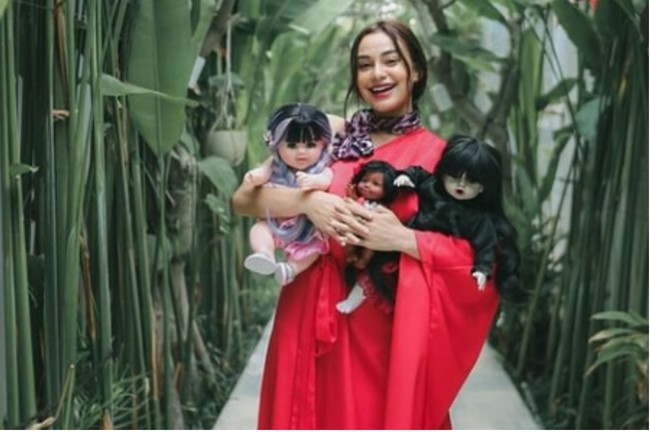 Nora Alexandra juga rupanya suka mengoleksi boneka yang berbentuk seperti anak kecil. Mulai dari yang terlihatt lucu dan menggemaskan seperti layaknya bayi manusia sungguhan, hingga yang cukup menyeramkan. Foto: Instagram
