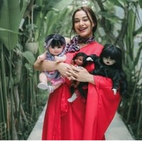 Nora Alexandra juga rupanya suka mengoleksi boneka yang berbentuk seperti anak kecil. Mulai dari yang terlihatt lucu dan menggemaskan seperti layaknya bayi manusia sungguhan, hingga yang cukup menyeramkan. Foto: Instagram