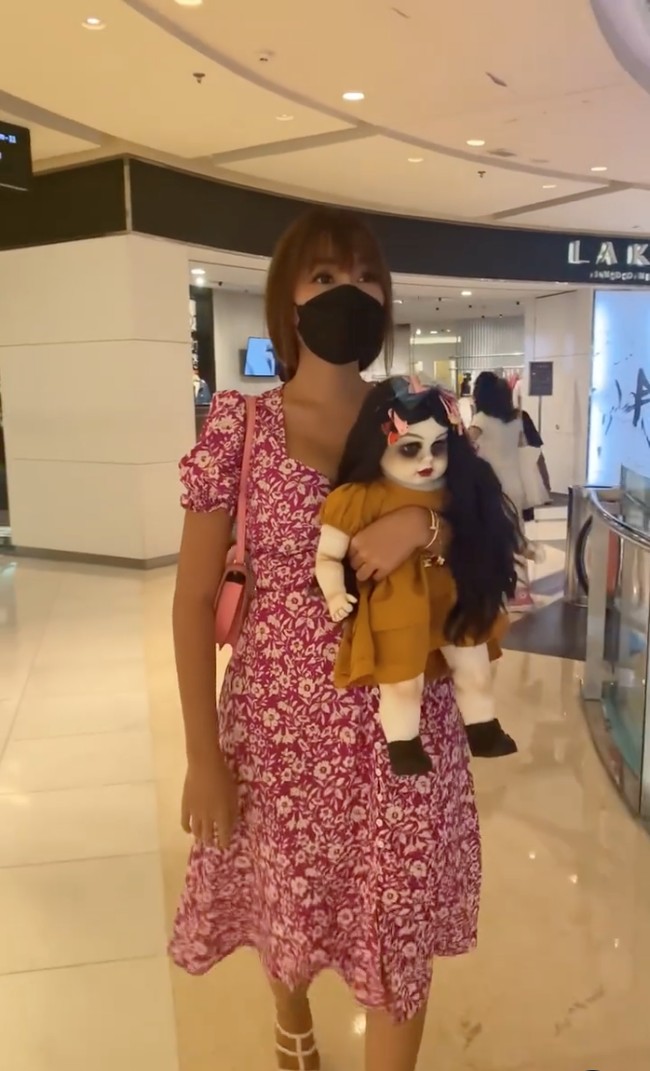 Tak hanya mengoleksi boneka berbentuk bayi manusia yang lucu, Lucinta Luna juga memiliki boneka berbentuk bayi yang cukup seram. Beberapa waktu lalu boneka tersebut tampak dipamerkan di akun Instagramnya. Dalam video unggahan Lucinta terlihat dirinya mengajak boneka tersebut jalan-jalan ke mall. Foto: Instagram
