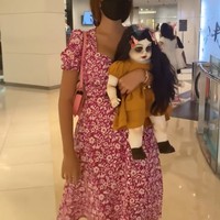 Tak hanya mengoleksi boneka berbentuk bayi manusia yang lucu, Lucinta Luna juga memiliki boneka berbentuk bayi yang cukup seram. Beberapa waktu lalu boneka tersebut tampak dipamerkan di akun Instagramnya. Dalam video unggahan Lucinta terlihat dirinya mengajak boneka tersebut jalan-jalan ke mall. Foto: Instagram