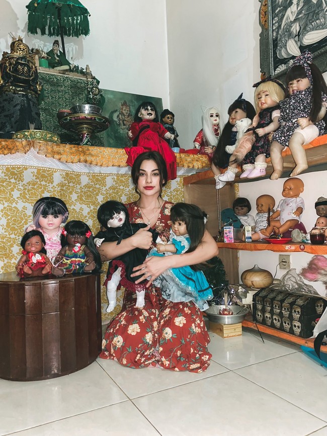 Melalui akun Twitter pribadinya, Nora sempat terlihat memamerkan koleksi boneka-bonekanya itu. Boneka-boneka tersebut sebagian besar diadopsi Nora dari Furi Harun. Foto: Twitter