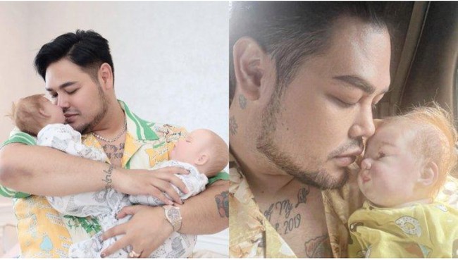 Ivan Gunawan sempat menjadi perbincangan hangat usai memperkenalkan kedua anak adopsinya yang ternyatta merupakan sebuah boneka. Kedua boneka bayi yang diberi nama Miracle dan Marvel itu diperlakukan oleh Ivan seperti layaknya seorang bayi manusia. Ivan menggantikan bajunya dan sering mengajak boneka bayi tersebut untuk jalan-jalan. Foto: Instagram