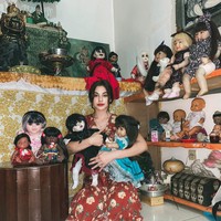 Melalui akun Twitter pribadinya, Nora sempat terlihat memamerkan koleksi boneka-bonekanya itu. Boneka-boneka tersebut sebagian besar diadopsi Nora dari Furi Harun. Foto: Twitter