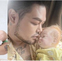 Ivan Gunawan sempat menjadi perbincangan hangat usai memperkenalkan kedua anak adopsinya yang ternyatta merupakan sebuah boneka. Kedua boneka bayi yang diberi nama Miracle dan Marvel itu diperlakukan oleh Ivan seperti layaknya seorang bayi manusia. Ivan menggantikan bajunya dan sering mengajak boneka bayi tersebut untuk jalan-jalan. Foto: Instagram