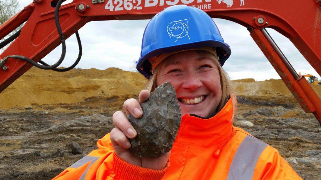 Cerita Pemburu Fosil Temukan Kapak Purba hingga Kerangka Mamut di Inggris