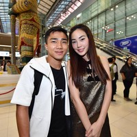 Sebelum putus May terlihat menghadiri pesta perpisahan yang dibuat Asosiasi Sepak Bola Thailand dan sesama pemain sebelum Jay bergabung dengan Consadole Sapporo. Di foto Instagram, ia pun terlihat bersama orang tua Chanathip ketika mengantar sang bintang lapangan ke bandara. Tapi ternyata hubungan mereka tidak baik-baik saja. Foto: Instagram @maypitchy