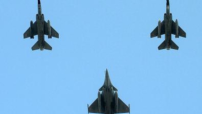 PARIS, FRANCE - JULY 14: A French Rafale aircraft (C), two German typhoon (Left and right) and one Mirage 2000 RDI fly during the Day parade on the Champs Elysees on July 14, 2013 in Paris, France. The annual military ceremony is the largest in Europe remembering the 'Fete de la Federation' for 1790.  (Photo by Antoine Antoniol/Getty Images)