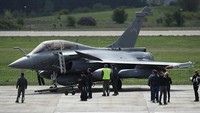 Soal persenjataan, Rafale dilengkapi kokpit dengan dengan hands-on throttle and stick control (HOTAS). Pesawat tempur ini dapat membawa muatan lebih dari 9 ton pada 14 cantelan untuk versi angkatan udara dan 13 untuk versi angkatan laut. Getty Images/Sean Gallup