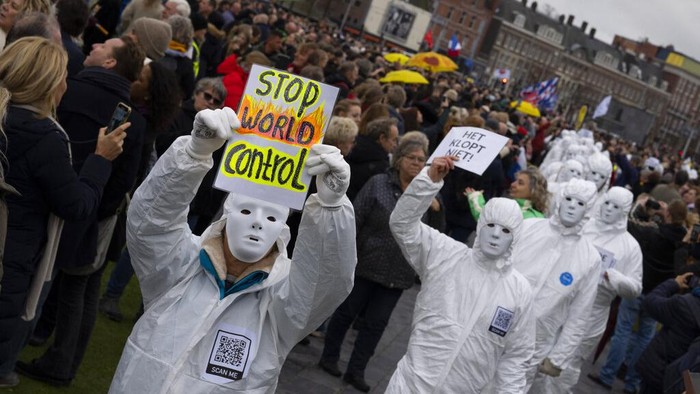 Warga Belanda kembali turun ke jalan untuk menggelar demo memprotes pembatasan terkait virus Corona. Demo tersebut berlangsung ricuh.
