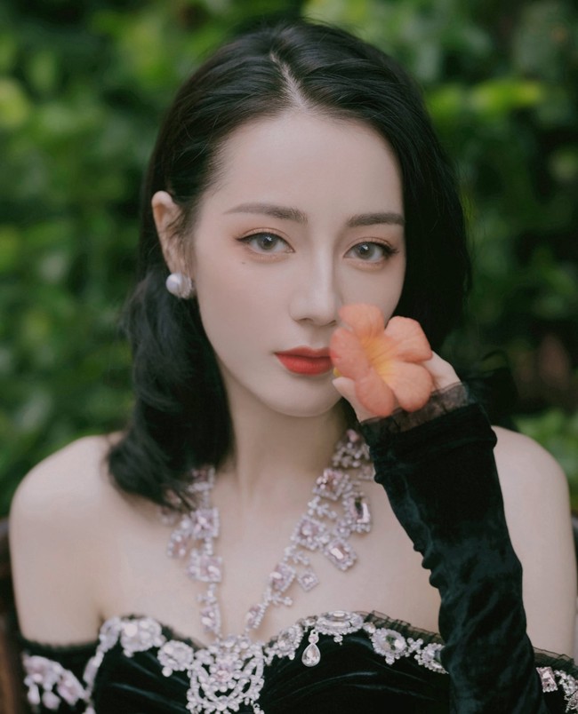 Berkat dua drama Chinanya yang meraih sukses, Dilraba Dilmurat pun masuk top 10 The Queen of TV Series Ratings in 2021. Dilraba berada di urutan pertama daftar aktris bergelar ratu rating serial televisi China 2021. Foto: Weibo Dilraba Dilmurat