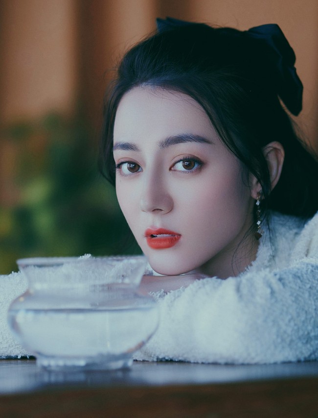 Dilraba Dilmurat merupakan aktris China keturunan Uighur yang kecantikannya mendunia sejak masuk dalam daftar The 100 Most Beautiful Faces of 2017 TC Candler. Nama Dilraba saat itu langsung mencuri atensi. Foto: Weibo Dilraba Dilmurat