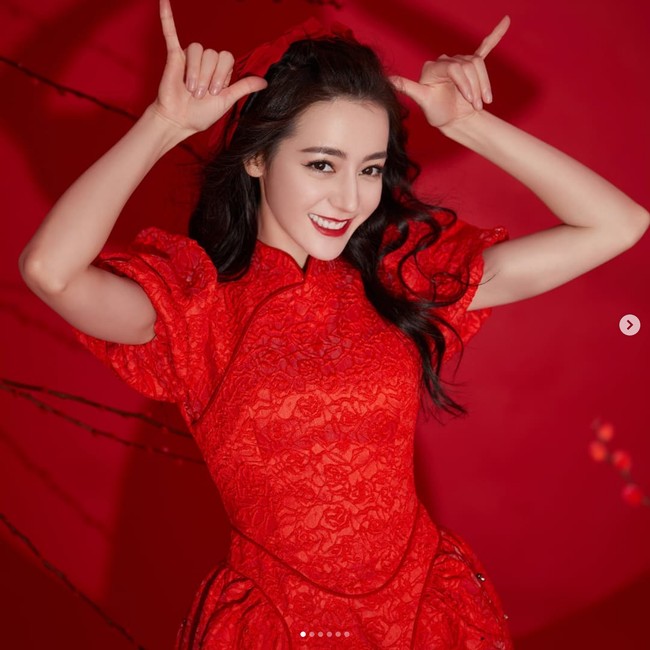 Dalam daftar 100 wanita tercantik di dunia 2020, Dilraba Dilmurat ada di urutan ke-39. Aktris kelahiran Urumqi, Xinjiang, China pada 3 Juni 1992 itu pada 2020 menjadi selebriti terpopuler ke-2 di TikTok China. Pengikutnya mencapai lebih dari 55,6 juta. Foto: Instagram