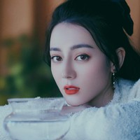 Dilraba Dilmurat merupakan aktris China keturunan Uighur yang kecantikannya mendunia sejak masuk dalam daftar The 100 Most Beautiful Faces of 2017 TC Candler. Nama Dilraba saat itu langsung mencuri atensi. Foto: Weibo Dilraba Dilmurat