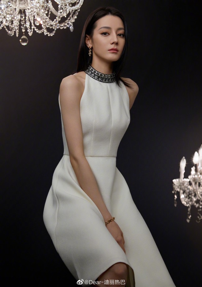 Pada 2021 ini rangking Dilraba Dilmurat di daftar 100 wanita tercantik di dunia TC Candler semakin melorot. Dilraba berada di urutan-58. Rekannya sesama aktris China yang juga masuk dalam daftar adalah Guli Nazha di peringkat 70. Foto: Weibo Dilraba Dilmurat