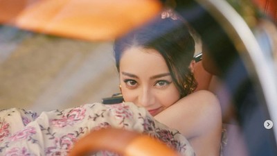 8 Pesona Dilraba Dilmurat yang Selalu Ada di Daftar 100 Wanita Tercantik Dunia