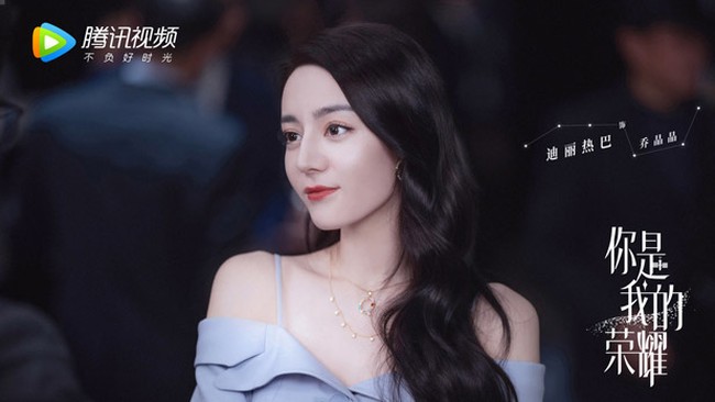 Dilraba Dilmurat sendiri diketahui mewaris bakat dan paras rupawannya dari sang ayah yang merupakan seorang aktor dan penyanyi juga penari. Terinspirasi untuk jadi seperti sang ayah, ia sudah bergabung dengan grup tari dan menyanyi setelah lulus SMA. Setelah itu, Dilraba kuliah jurusan akting di Shanghai Theatre Academy. Foto: Weibo Dilraba Dilmurat