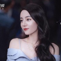 Dilraba Dilmurat sendiri diketahui mewaris bakat dan paras rupawannya dari sang ayah yang merupakan seorang aktor dan penyanyi juga penari. Terinspirasi untuk jadi seperti sang ayah, ia sudah bergabung dengan grup tari dan menyanyi setelah lulus SMA. Setelah itu, Dilraba kuliah jurusan akting di Shanghai Theatre Academy. Foto: Weibo Dilraba Dilmurat
