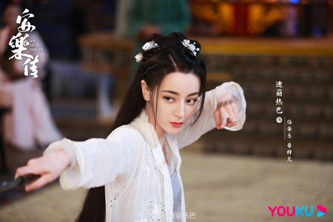 Karier Dilraba Dilmurat pada 2021 ini terus meroket. Dia membintangi dua serial televisi populer yaitu The Long Ballad dan You Are My Glory. Dua serialnya itu menurut Zaobao sudah ditonton lebih dari 7,3 miliar views. Foto: Weibo Dilraba Dilmurat