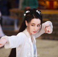 Karier Dilraba Dilmurat pada 2021 ini terus meroket. Dia membintangi dua serial televisi populer yaitu The Long Ballad dan You Are My Glory. Dua serialnya itu menurut Zaobao sudah ditonton lebih dari 7,3 miliar views. Foto: Weibo Dilraba Dilmurat