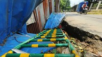 Jalan di wilayah Pangkalan 1 Bantargebang, Kota Bekasi, ambles, Senin (3/1/2022).