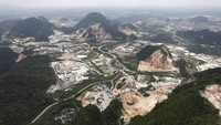 Deforestasi di sekitar tambang batu kapur besar yang dipotong di pegunungan Ipoh, negara bagian Perak Malaysia, Jumat, 5 November 2021. Deforestasi berdampak pada manusia dan hewan di mana pohon ditebang, serta dunia yang lebih luas dan dalam hal perubahan iklim, dan penebangan pohon baik menambahkan karbon dioksida ke udara dan menghilangkan kemampuan untuk menyerap karbon dioksida yang ada. AP/Vincent Thian