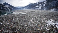 Botol plastik dan sampah lainnya mengapung di danau Potpecko dekat Priboj, di barat daya Serbia, Jumat, 22 Januari 2021. Serbia dan negara-negara Balkan lainnya hampir tenggelam dalam limbah komunal setelah puluhan tahun diabaikan dan kurangnya kebijakan pengelolaan limbah yang efisien di negara yang ingin bergabung dengan Uni Eropa. AP/Darko Vojinovic