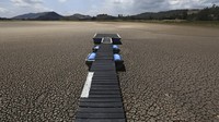 Dermaga apung berada di dasar danau laguna Suesca, di Suesca, Kolombia, Rabu, 17 Februari 2021. Laguna, tujuan wisata populer di dekat Bogota yang tidak memiliki anak sungai dan bergantung pada limpasan hujan, telah secara drastis menurunkan permukaan airnya karena tahun kekeringan parah di daerah dan deforestasi dan erosi di sekitarnya. AP/Fernando Vergara