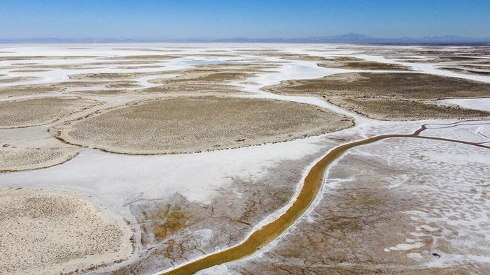 Fenomena Perubahan Iklim, Bumi Semakin di Ujung Tanduk An aerial view of Lake Tuz in Aksaray province, Turkey, Tuesday, Oct. 26, 2021. Lake Tuz, Turkey's second largest lake, and home to several bird species has seen its waters entirely recede this year, a victim of climate change-induced drought that has hit the region as well as decades-long wrongful agricultural policies that have exhausted the lake's underground waters. (AP Photo/Emrah Gurel)