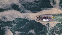 Foto udara laut di pantai Caddebostan, di sisi Asia Istanbul, Selasa, 8 Juni 2021, dengan lendir laut dalam jumlah besar, zat tebal dan berlendir yang terdiri dari senyawa yang dilepaskan oleh organisme laut, di Laut Marmara Turki. Para pekerja dan ahli walikota mulai membersihkan Laut Marmara dari wabah sea snot yang mengkhawatirkan para ahli biologi kelautan dan pemerhati lingkungan. AP/Kemal Aslan