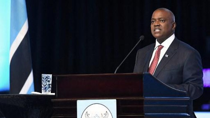 (FILES) This file photo taken on November 1, 2019 shows the President of Botswana, Mokgweetsi Masisi, delivering his speech after being sworn in as the 5th President of the country in Gaborone. - Mokgweetsi Masisi has tested positive to Omicron Variant and has entered self-isolation announced the government on January 3, 2022. (Photo by Monirul Bhuiyan / AFP)