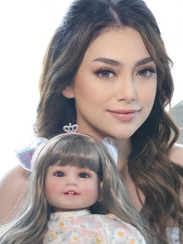 Foto Celine Evangelista dan boneka.