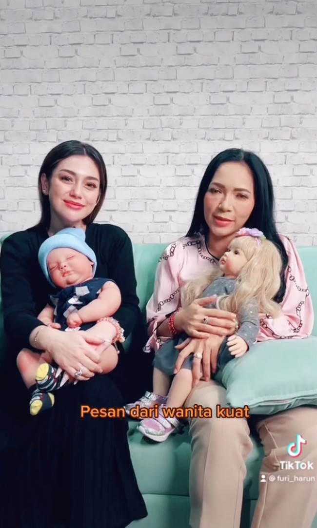 Spirit doll belakangan ramai jadi perbincangan dan semakin banyak dicari orang. Sesuai namanya boneka itu bukan sembarangan mainan tapi dikatakan menyimpan arwah. Spirit doll belakangan viral karena sejumlah selebriti memamerkan koleksi mereka, termasuk Ivan Gunawan dan Celine Evangelista. Foto: Dok. Instagram @furiharun.