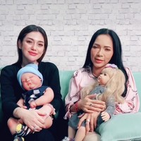 Spirit doll belakangan ramai jadi perbincangan dan semakin banyak dicari orang. Sesuai namanya boneka itu bukan sembarangan mainan tapi dikatakan menyimpan arwah. Spirit doll belakangan viral karena sejumlah selebriti memamerkan koleksi mereka, termasuk Ivan Gunawan dan Celine Evangelista. Foto: Dok. Instagram @furiharun.