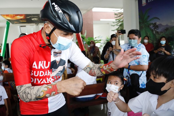 Ganjar Tinjau Vaksinasi Anak