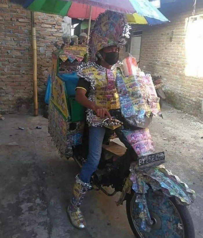 Gaya Penjual Aneh Penjual Makanan dengan Kostum Aneh