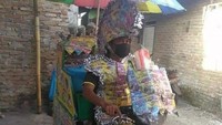 Totalitas! Menawarkan minuman dingin dengan banyak rasa, penjualnya punya kostum khusus yang dibuat dari bekas kemasan minumannya. Foto: Twitter/@nocontextwarung