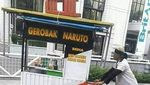 10 Potret Kocak SpiderMan Jual Sate hingga Kakashi Usaha Kerak Telor